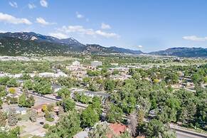 1BR Colorado Cottage Charm Hiking and Broadmoor
