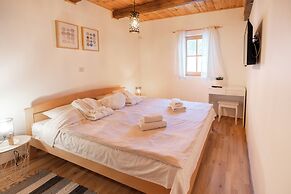 Chalet Markoci With Hot Tub