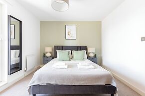 Deluxe 2 Bed Flat with Balcony in Hackney