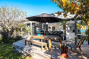 Driftwood Beach House with Spa Pool