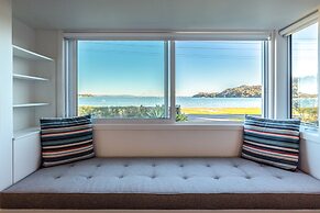 Driftwood Beach House with Spa Pool