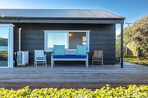 Driftwood Beach House with Spa Pool