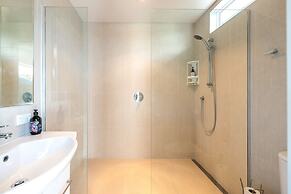 Driftwood Beach House with Spa Pool