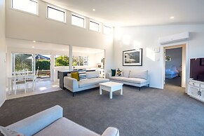 Driftwood Beach House with Spa Pool