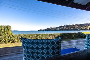 Driftwood Beach House with Spa Pool