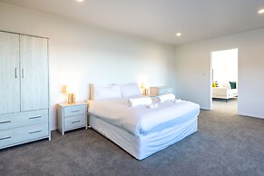 Driftwood Beach House with Spa Pool