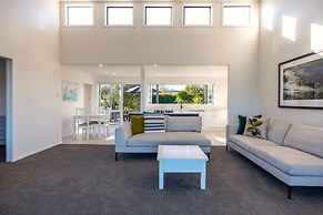 Driftwood Beach House with Spa Pool