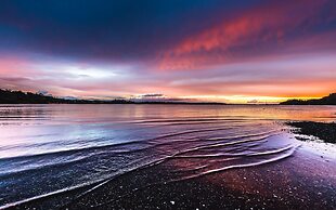 Driftwood Beach House with Spa Pool