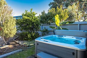 Driftwood Beach House with Spa Pool