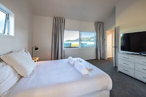 Driftwood Beach House with Spa Pool