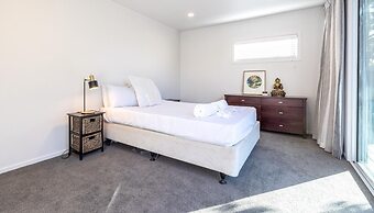 Driftwood Beach House with Spa Pool