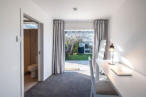 Driftwood Beach House with Spa Pool