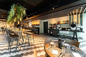 FreshSuites & Bar