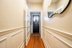 Cozy Houses in Downtown Toronto by GLOBALSTAY