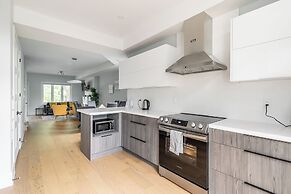 Cozy Houses in Downtown Toronto by GLOBALSTAY