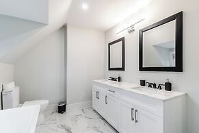 Cozy Houses in Downtown Toronto by GLOBALSTAY