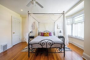 Cozy Houses in Downtown Toronto by GLOBALSTAY