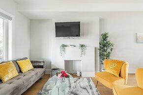 Cozy Houses in Downtown Toronto by GLOBALSTAY