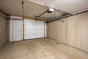 Cozy Houses in Downtown Toronto by GLOBALSTAY