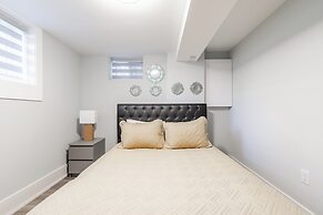 Cozy Houses in Downtown Toronto by GLOBALSTAY