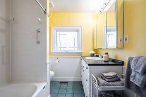 Cozy Houses in Downtown Toronto by GLOBALSTAY