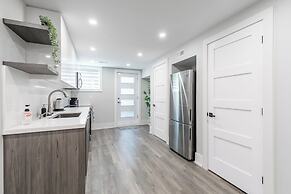 Cozy Houses in Downtown Toronto by GLOBALSTAY