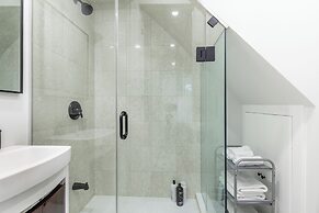 Cozy Houses in Downtown Toronto by GLOBALSTAY