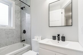 Cozy Houses in Downtown Toronto by GLOBALSTAY