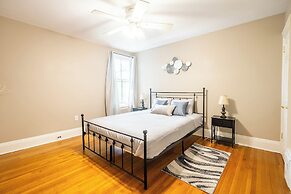 Cozy Houses in Downtown Toronto by GLOBALSTAY