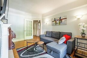 Cozy Houses in Downtown Toronto by GLOBALSTAY