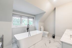 Cozy Houses in Downtown Toronto by GLOBALSTAY