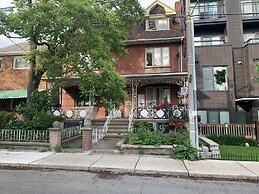Cozy Houses in Downtown Toronto by GLOBALSTAY