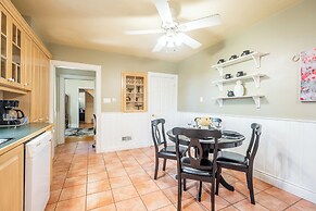 Cozy Houses in Downtown Toronto by GLOBALSTAY