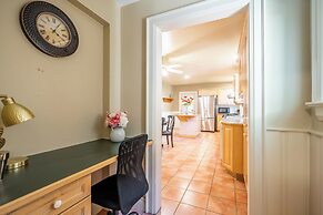 Cozy Houses in Downtown Toronto by GLOBALSTAY