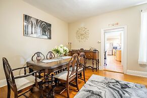 Cozy Houses in Downtown Toronto by GLOBALSTAY