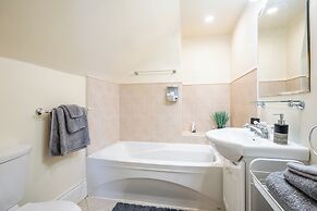 Cozy Houses in Downtown Toronto by GLOBALSTAY