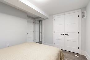 Cozy Houses in Downtown Toronto by GLOBALSTAY