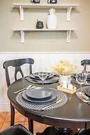 Cozy Houses in Downtown Toronto by GLOBALSTAY