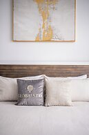 Cozy Houses in Downtown Toronto by GLOBALSTAY