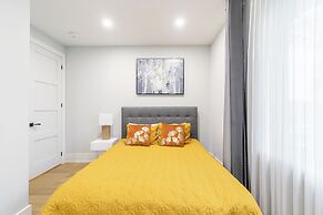 Cozy Houses in Downtown Toronto by GLOBALSTAY