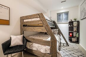 Cozy Houses in Downtown Toronto by GLOBALSTAY