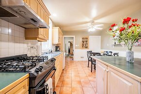 Cozy Houses in Downtown Toronto by GLOBALSTAY