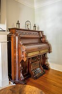 Cozy Houses in Downtown Toronto by GLOBALSTAY