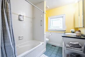 Cozy Houses in Downtown Toronto by GLOBALSTAY