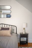 Cozy Houses in Downtown Toronto by GLOBALSTAY