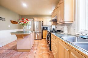 Cozy Houses in Downtown Toronto by GLOBALSTAY