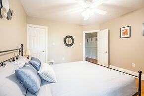 Cozy Houses in Downtown Toronto by GLOBALSTAY