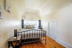 Cozy Houses in Downtown Toronto by GLOBALSTAY