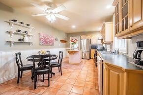 Cozy Houses in Downtown Toronto by GLOBALSTAY