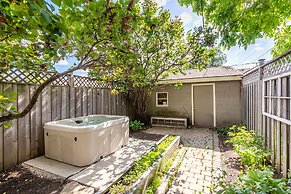 Cozy Houses in Downtown Toronto by GLOBALSTAY